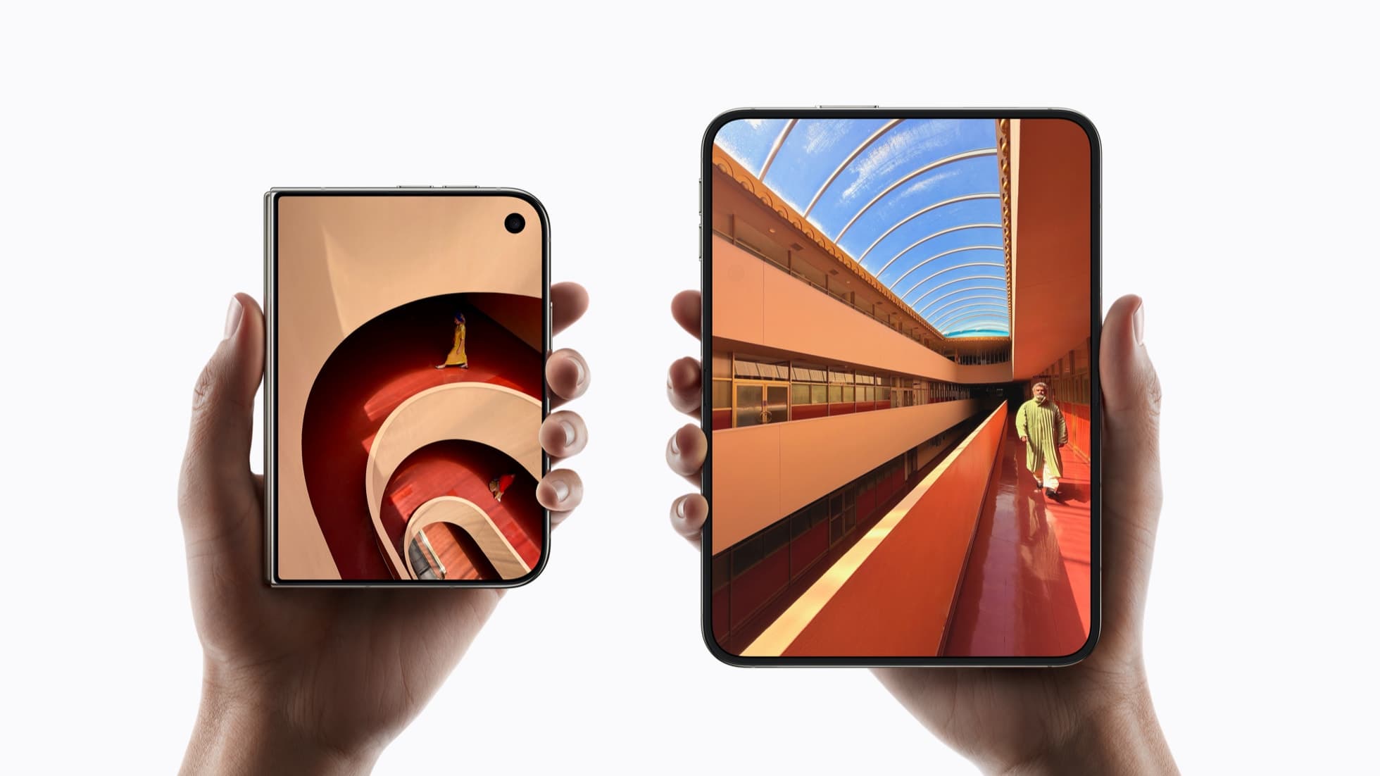 Dvě ruce drží iPhone Duo, jeden složený s menším vnějším displejem a druhý rozložený s větším vnitřním displejem